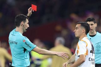 Emotivní závěr El Clásica. Tři červené karty pro Real, na rozhodčího letěly sáčky s ledem - Sport.cz